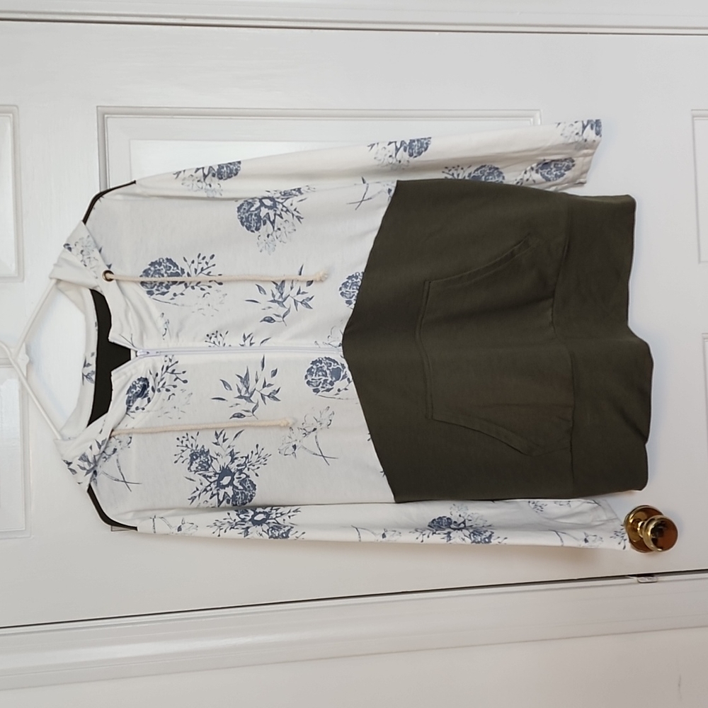 NWOT sweatshirt, size L